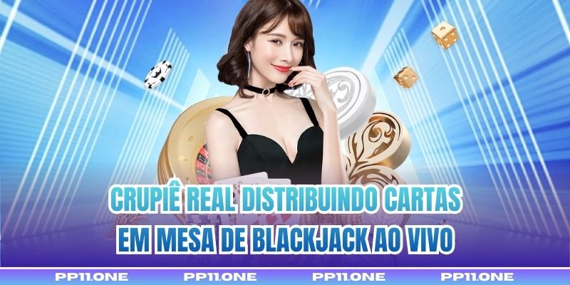 Crupiê real distribuindo cartas em mesa de blackjack ao vivo